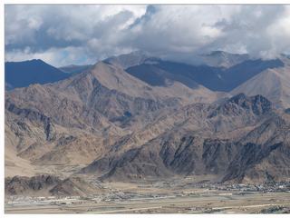 La vallée de l'Indus est large et ouverte, elle est parsemée de petits villages et de hameaux.