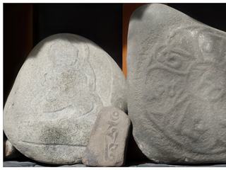 Deux pierres de mani gravées. Souvent ces pierres portent l'inscription "Ôm Mani Padme Um" qui est la prière murmurée par les pèlerins (cela signifie: "Salut ô joyau dans la fleur de lotus").