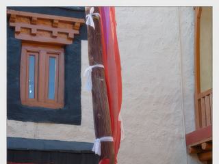 La cour du palais est joliment colorée, ici une tête de yak posée près du mât de prières.