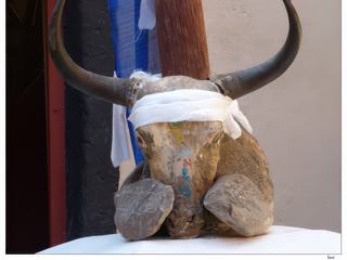 De chaque côté de la tête, une pierre de mani.