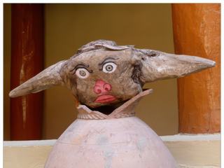 Tête sculptée dans du bois et peinte.