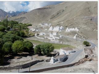 Le Ladakh est un royaume niché au milieu des montagnes, d'ici la vue porte loin et on reste subjugué par la beauté du lieu.