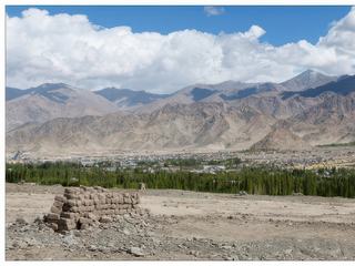 La route qui mène au monastère de Matho est superbe, nous traversons la vallée de l'Indus entourée de montagnes.