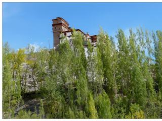 Perchés en haut de promontoires, les monastères ont des allures de forteresse.
