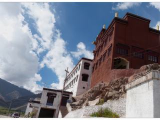 Matho est le seul monastère ladakhi à appartenir à la branche Sakyapa du bouddhisme vajrayana (bouddhisme tantrique). Ces branches sont au nombre de quatre, dont certaines connaissent des subdivisions.