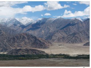 Depuis la terrasse du monastère, vue sur la vallée de l'Indus et les sommets enneigés.