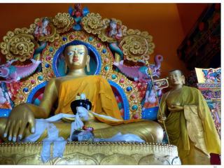Shakyamuni, le Bouddha historique vécut dans le nord de l’Inde il y a environ 2 500 ans. Héritier des Shakya dont le royaume se trouvait sur les contreforts de l’Himalaya, il renonça à sa vie princière pour rechercher une solution aux souffrances des êtres humains.