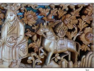Détail de sculptures sur bois représentant des scènes et motifs religieux.