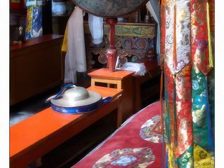 Tambours et cymbales servant aux moines pendant la prière (puja).