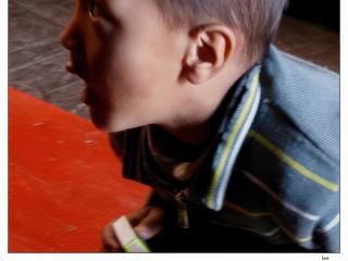 Très jeunes, les enfants accompagnent leurs parents au monastère.