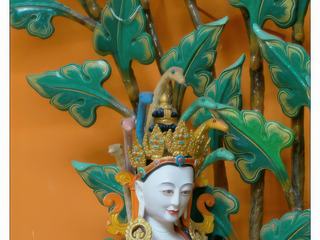 Au dessus de la tiare de cette divinité, remarquez les serpents qui redressent leur tête.