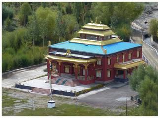 Vue depuis le monastère sur un temple très récent.