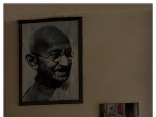 Sous la protection du dalaï-lama Tenzin Gyatso mais aussi du Mahatma Gandhi. La devise de l’école est: Come to learn, Go to serve (Venez apprendre, allez servir).