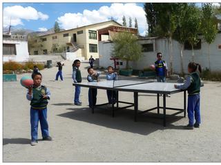 Partie de ping-pong pendant la récréation.
