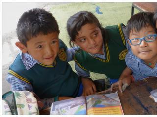 A noter dans cette école, une classe pour les enfants non-voyants, avec 2 professeurs non-voyants.