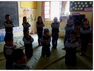Cette école a pour but d’élever les enfants tibétains selon leur propre culture, en donnant une place importante à la prière quotidienne, à la méditation et à l’application des valeurs véhiculées par le Bouddhisme.
