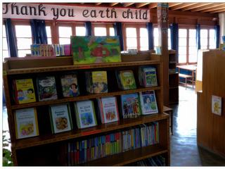 La bibliothèque et le coin des livres pour les plus jeunes.