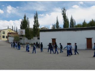 Les plus grands retournent en classe.
