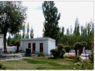 Derrière l'école, les habitations.
