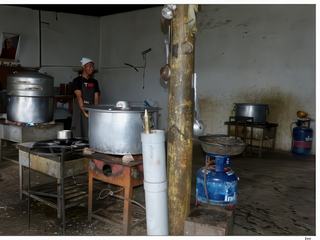 Deux mille deux cents repas sont servis trois fois par jour à mille huit cents enfants réfugiés tibétains de cette école, ainsi qu’à quatre cents personnes âgées. La cuisine où sont préparés les repas est dans un état de vétusté important et l’hygiène est difficile à maintenir. Le plafond se détache peu à peu et les débris tombent dans les préparations. Le sol est en partie en terre battue. La citerne d’eau et le matériel sont à changer. Les travaux de plomberie et d’électricité sont également à prévoir. (projet en cours d'une association).