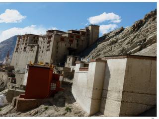 L'ancien palais de Leh (Lechen Palkhar) comporte neuf étages; dans les étages supérieurs était logée la famille royale, les pièces des écuries et les magasins étant situés dans les étages inférieurs.