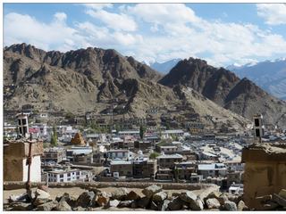 Depuis l'entrée du palais au rez-de-chaussée, la vue sur la ville de Leh est belle.