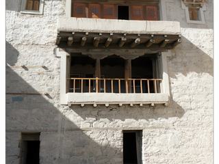 Petites fenêtres et balcons surplombants en bois .