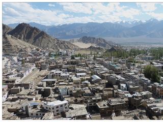De droite à gauche, vue sur les deux mosquées de la ville (reconnaissables à leur minaret), situées chacune à une extrémité.