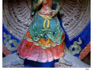 A l'intérieur d'une des salles du palais, Sitatapatra aux mille bras est une des déesses Vajrayana les plus complexes. Dans d'autres sutras, elle est considérée comme un homologue féminin à Avalokiteshvara, le bodhisattva de la compassion.