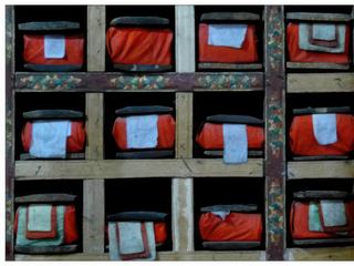 La bibliothèque du palais contient plusieurs volumes de livres sacrés du bouddhisme tibétain comme le Kanjur (recueil de sutras bouddhiques) et le Tanjur (recueil de commentaires). Le Tanjur est composé de 240 volumes qui forme, avec le Kanjur, qui en compte 108, le canon du bouddhisme vajrayana.