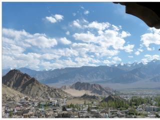 Vue sur les sommets himalayens du Ladakh.