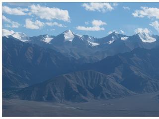 Zoom sur les sommets himalayens du Ladakh.
