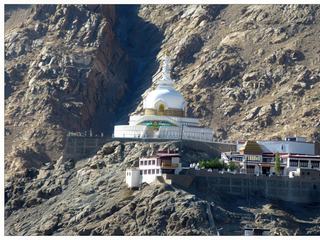 Vue sur le Shanti Stupa, un chörten bouddhiste japonais construit dans les années 1980 par des bouddhistes japonais. Il en existe 80 à travers le monde (j'ai eu l'occasion de voir celui qui est au Népal à Pokara).