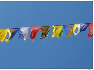 Dans le ciel bleu, les drapeaux de prières chevauchent le vent.