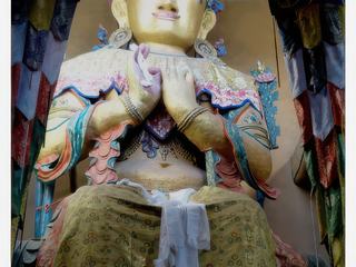 A l'intérieur du Chamba Lhakhang, la statue éclatante de Maitreya (de trois étages). Le Bouddha du futur, est souvent représenté dans une posture connue sous le nom de bhadrasana, qui est tout à fait unique dans l'iconographie bouddhiste. Il semble être assis à la manière occidentale, sur une chaise. Il regarde vers le monde où il entrera un jour pour éclairer son obscurité par la redécouverte du Dharma.