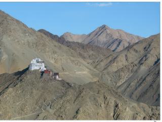 Vue sur la colline de Tsemo Namgyal, ou"pic de la Victoire" et le complexe religieux comprenant un gonkhang (temple des divinités tutélaires) et un temple consacré à Maitreya (Bouddha du Futur). Autour de ces édifices, des vestiges de murailles, chemins de ronde et tours de guet jalonnent la crête.