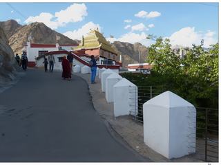 Nous grimpons vers le Shanti Stupa.