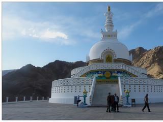 Le Shanti Stupa, d'un blanc étincelant, a été élevé sous le patronage des bouddhistes japonais, il a été inauguré par le dalaï-lama en 1985. Il symbolise la paix dans le monde et l'alliance entre le Ladakh et le Japon.