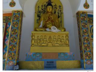 Aux quatre points cardinaux, une représentation du Bouddha.