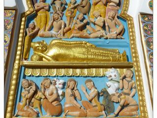 Le Bouddha couché est un motif iconographique et statuaire important du bouddhisme. Il représente le bouddha historique malade, sur le point d'entrer dans le parinirvâna. Allongé sur le flanc droit, sa tête est soutenue par sa main droite posée sur un coussin.