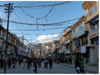 Leh fut entre le XVIIe siècle et 1949 un carrefour caravanier majeur au croisement des routes qui reliaient la région du Pendjab à l'Asie centrale et le Cachemire au Tibet. Avec ses larges avenues le Main Bazaar était destiné à faciliter le passage des chevaux et chameaux. Aujourd'hui, c'est une rue piétonne animée près de Jama Masjid avec beaucoup de magasins et de restaurants.