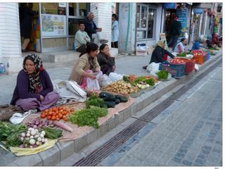 Du matin jusqu'au soir des femmes assises sur le bord du trottoir vendent leurs légumes et leurs fruits.
