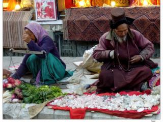 Un certain nombre d’habitants portent toujours le costume traditionnel ladakhi, l'une des caractéristiques de ces vêtements est le chapeau en forme de haut de forme et bicorne, souvent bordé de fourrure. Ces chapeaux typiques sont appelés "tibis".