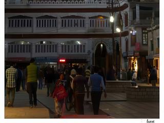 Il existe deux mosquées à Leh; la plus ancienne, la mosquée Jama Masjid, date du XVIIe siècle; construite en 1666 selon un accord entre le souverain du Ladakh Deldan Namgyal et l'empereur moghol Aurangzeb. C'est la plus grande mosquée sunnite au Ladakh, elle peut accueillir 500 fidèles mais n'est ouverte qu'aux hommes. Le seconde plus récente (celle de la photo), se trouve au bout de la rue de Main Bazaar.