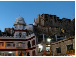 En contrebas du Lechen Palkhar et du temple bouddhiste (stupa), la nouvelle mosquée.