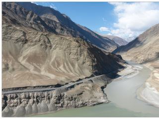 Arrêt à Nimo pour admirer la confluence entre l’Indus et la rivière Zanskar qui débouche de gorges arides. La partie plus claire et plus large sur la photo est la rivière Zanskar.