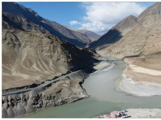 Pour les amateurs, un trek extraordinaire peut être effectué en hiver. A cette époque de l'année, la rivière Zanskar est prise par les glaces et le seul accès possible vers Leh est de remonter le cours gelé de la rivière, comme le pratiquent depuis toujours les habitants.