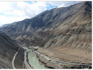 Zanskar n'est pas seulement une rivière, à 4000 mètres d'altitude, entre la chaine de l'Himalaya et la vallée de l'Indus, se trouvent les vallées perdues du Zanskar dont la population est bouddhiste. Le Zanskar souffre d'un climat rude et d'un isolement quasi-total pendant l'hiver les cols d'altitude étant coupés par la neige. A cette saison cependant, et pendant quelques semaines seulement, un petit trafic de caravanes entre Leh et le zanskar s'établit sur les bords de la rivière gelée.