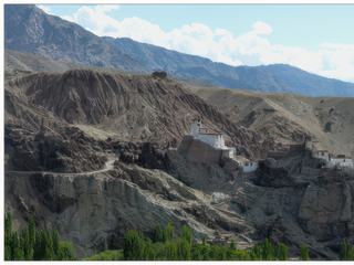 Vue sur les ruines de l'ancienne citadelle et sur les temples. La citadelle, perchée sur son éperon rocheux, soutint durant trois ans le siège de la grande armée tibéto-mongole envoyée par le 5ème Dalaï Lama.