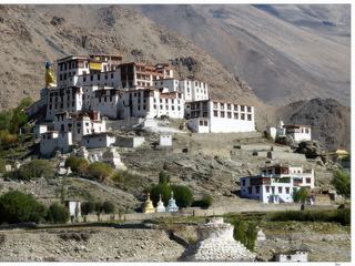 Le monastère de Likir ("le cercle de l'esprit des eaux") est construit selon l'architecture ladakhi type, c'est à dire sur une hauteur ou une corniche dominant un village. Sa partie supérieure abrite les temples (thakhang), la grande salle d'assemblée (dukhang) et le temple des divinités tutélaires "terrifiantes" (gonkhang). Les habitations des moines s'échelonnent sur le flanc de la montagne.